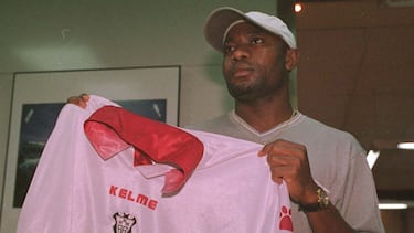 Fue el último equipo en el que el nigeriano intentó, sin éxito, volver a ser el futbolista desequilibrante que maravilló en el Sporting de Portugal y el FC Barcelona. Amunike llegó al Carlos Belmonte en el verano del año 2000 y permaneció en el club hasta 2002, compitiendo en la Segunda División. El club manchego asumió el riesgo esperando recuperar, aunque fuera al 50%, al jugador que había sido Balón de Oro africano.