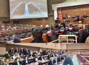 Vista de la sala con el decano y junta de gobierno en acusados y filas de los observadores internacionales - más de 60 Abogacías y organizaciones internacionales