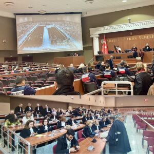 Vista de la sala con el decano y junta de gobierno en acusados y filas de los observadores internacionales - más de 60 Abogacías y organizaciones internacionales