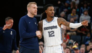 Ja Morant habla con Tuomas Iisalo en la banda.