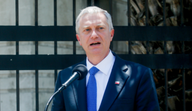 Kast no debería “sobrerreaccionar” y las prioridades que definió “no debieran alterarse por un cambio en el contexto regional”.