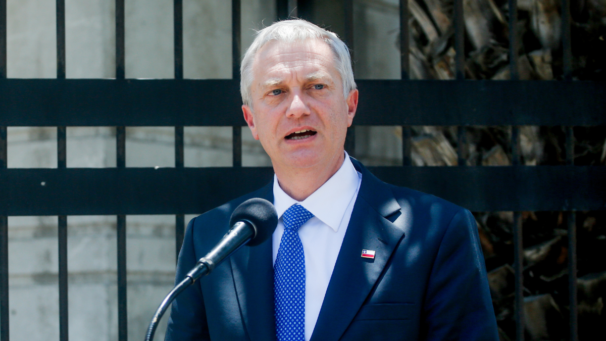 Kast no debería “sobrerreaccionar” y las prioridades que definió “no debieran alterarse por un cambio en el contexto regional”.