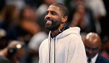 Kyrie Irving sonríe.