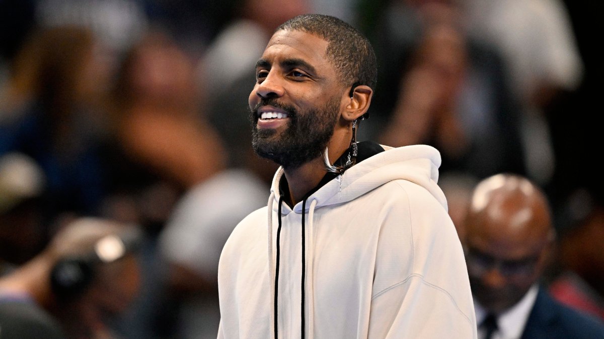 Kyrie Irving sonríe.