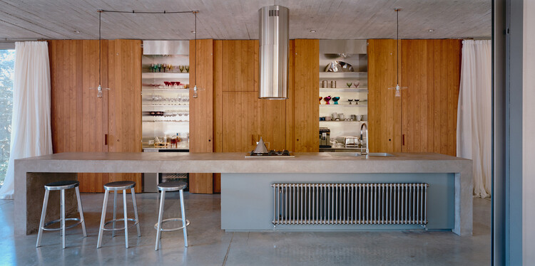 Casa aislada en Tskneti  / Wunderwerk - Fotografía interior, Cocina, Madera, Encimera, Sillas