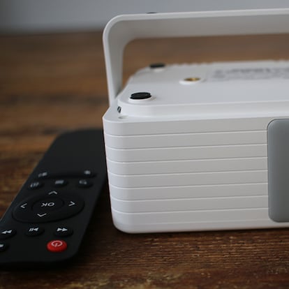 Proyector portátil en una mesa de madera.