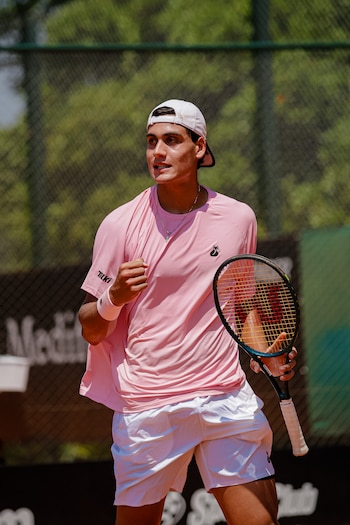 Puño apretado. Zeitune celebra un