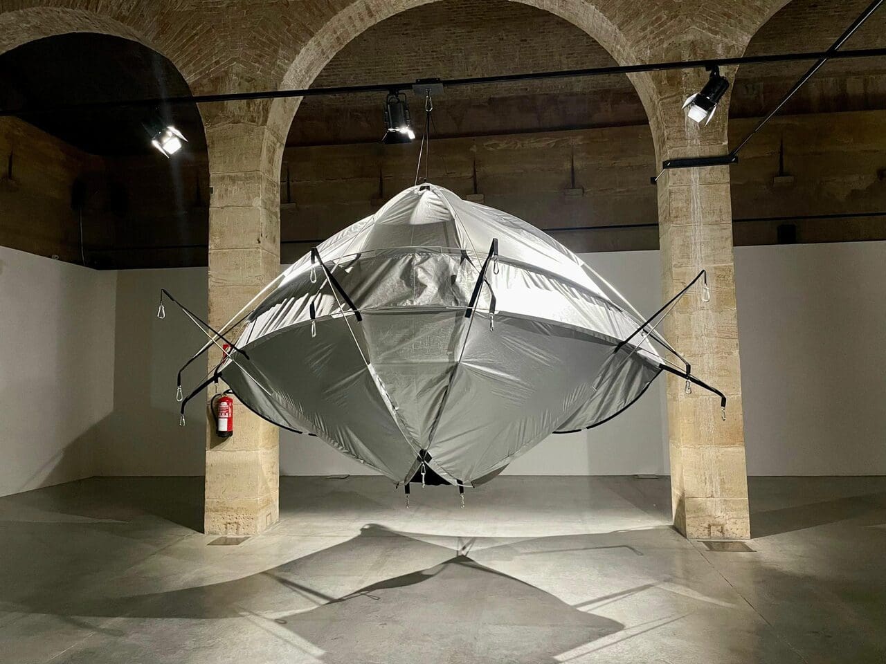 Un archipiélago de esculturas de metal y tela aterriza en el Depósito de Aguas