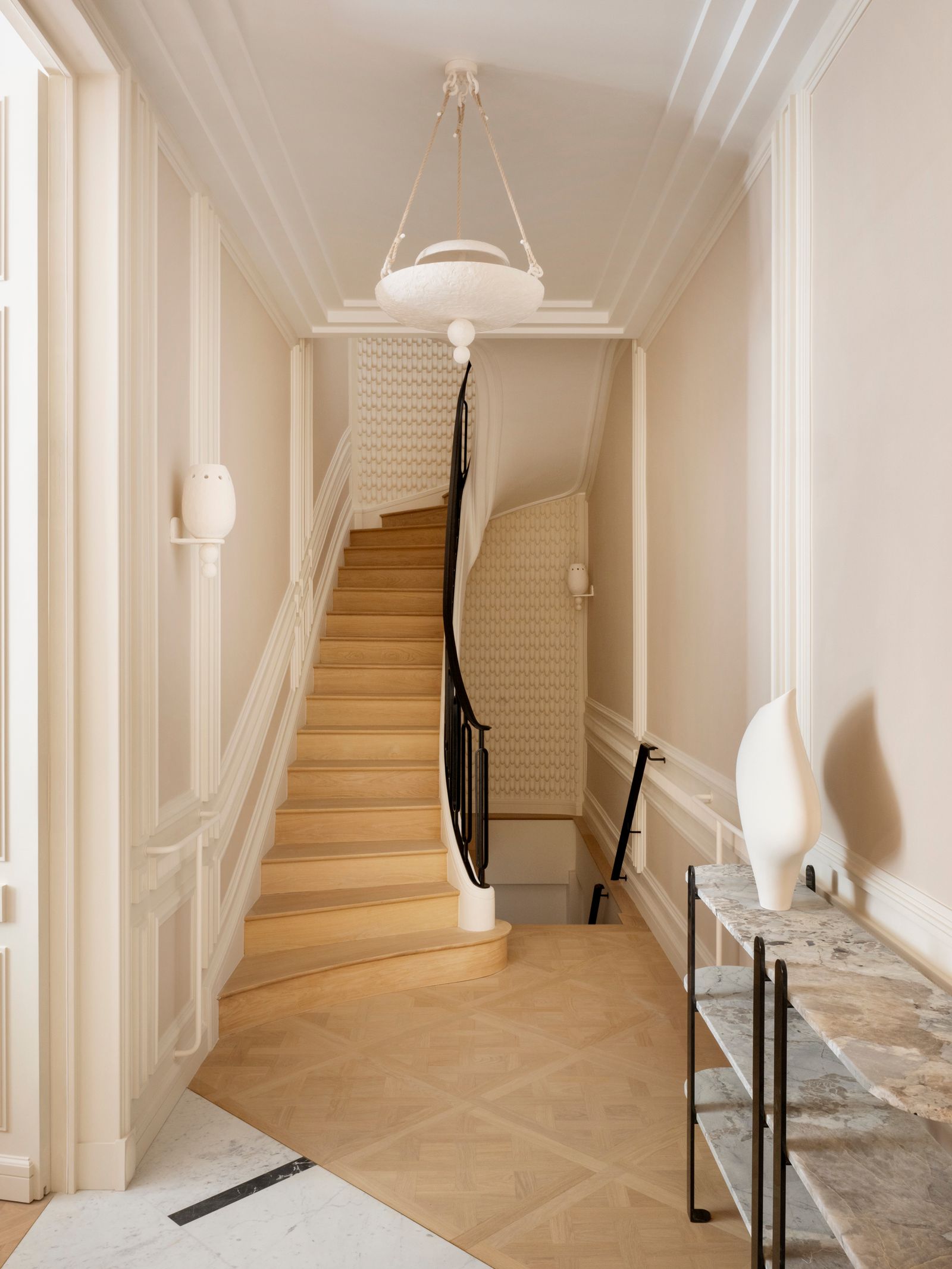 Pasillo con paredes en color blanco y escalera elegante