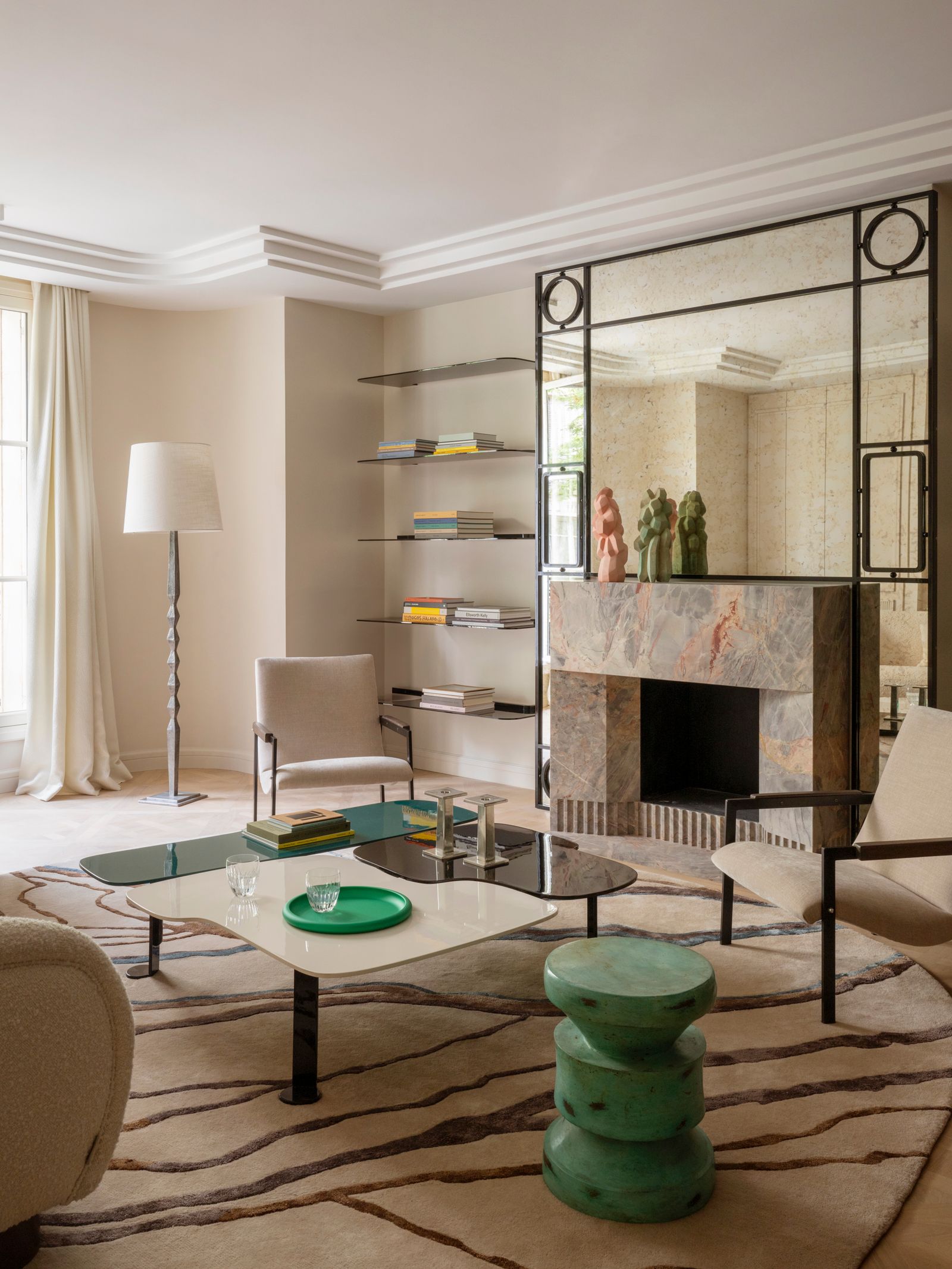 Sala elegante con chimenea de mrmol