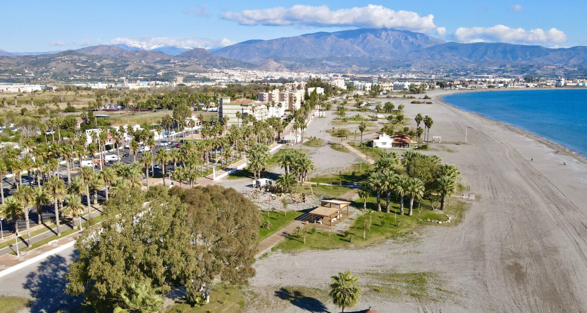 El Ayuntamiento abre la licitación para la adjudicación de licencias para la ocupación y explotación de los servicios de temporada en playas