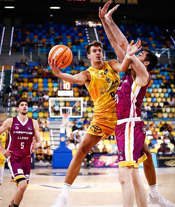 Imagen secundaria 2 - DIferentes imágenes del Granca frente al Baskonia (Albicy trata de superar su marca), Valencia (conato de bronca con el examarillo Matt Costello) y Lleida (penetración de Brussino)