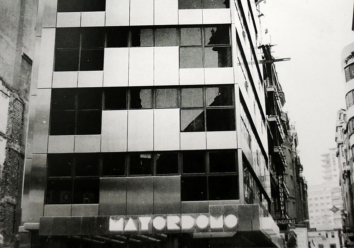 El edificio de Calzados Mayordomo, la primera finca de Valencia con fachada de acero inoxidable, cumple cincuenta años