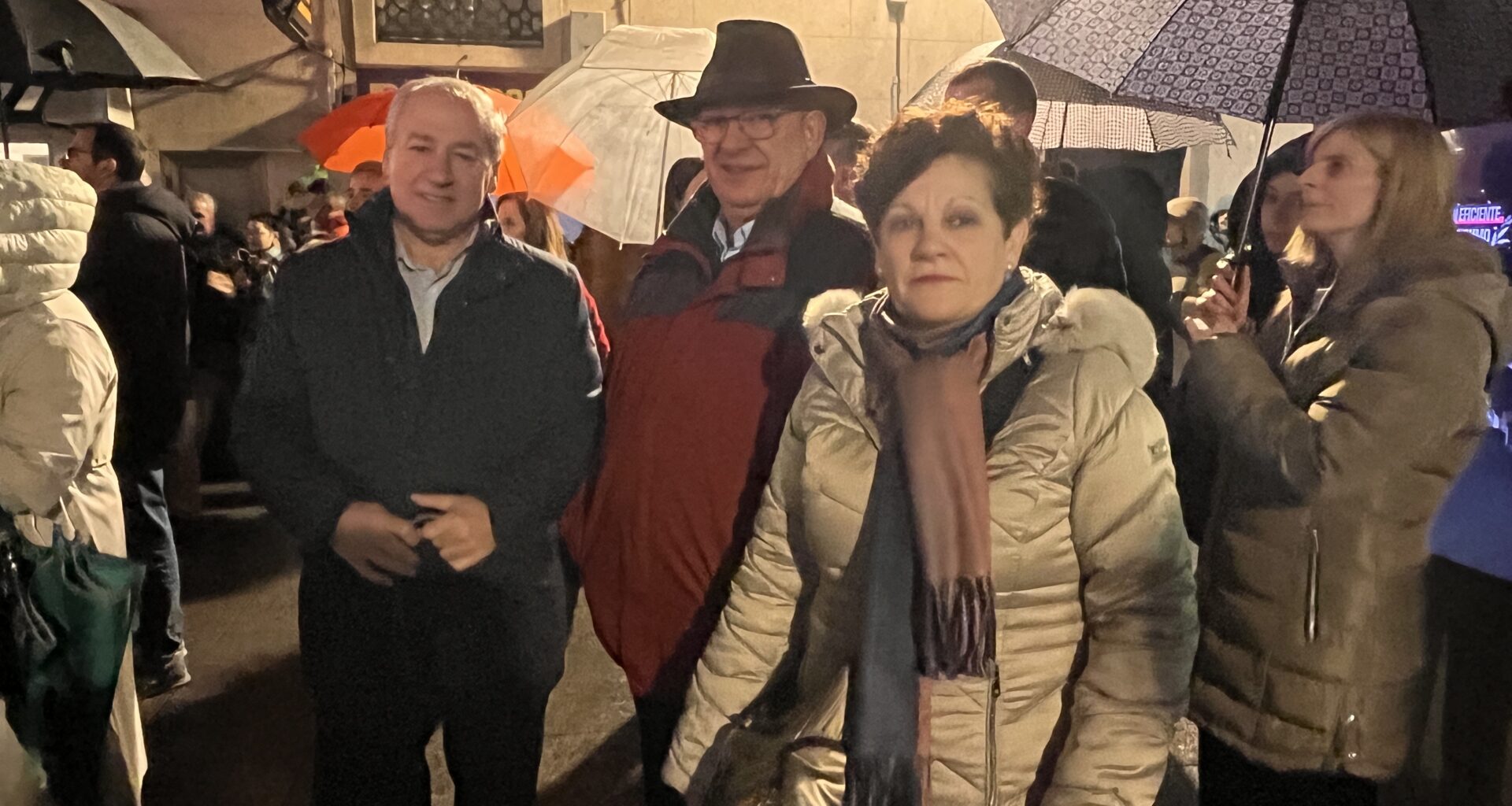 El Alcalde asiste al concierto del grupo local Malenne, con una gran afluencia en la calle Cardenal