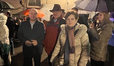 El Alcalde asiste al concierto del grupo local Malenne, con una gran afluencia en la calle Cardenal