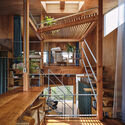Casa en Nakano / HOAA / Hiroyuki Oinuma Architect & Associates - Fotografía interior, Escaleras, Madera, Fijación Vigas, Terraza