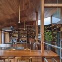 Casa en Nakano / HOAA / Hiroyuki Oinuma Architect & Associates - Fotografía interior, Cocina, Madera, Fijación Vigas, Sillas