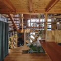 Casa en Nakano / HOAA / Hiroyuki Oinuma Architect & Associates - Fotografía interior, Escaleras, Madera, Fijación Vigas, Sillas