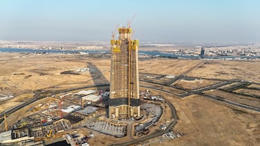 Debido a su altura extrema, utilizará 59 ascensores que se mueven a velocidades de 10 metros por segundo. No irán más rápido porque el cambio de presión de aire a esas altitudes podría causar náuseas a los pasajeros.