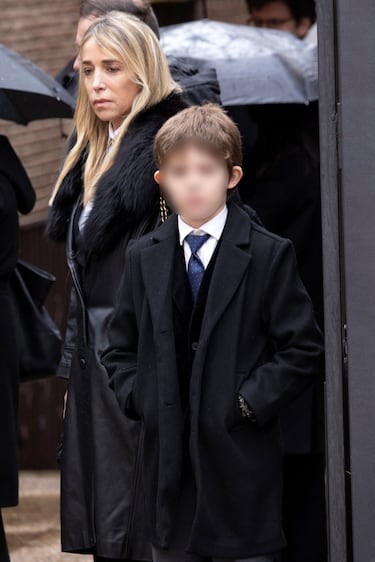 Nadia Halamandari y su hijo, Nicolás Gómez-Acebo, llegan a la catedral Ortodoxa Griega de San Andrés y San Demetrio para asistir al responso por  Su Alteza Real la Princesa Doña Irene de Grecia.