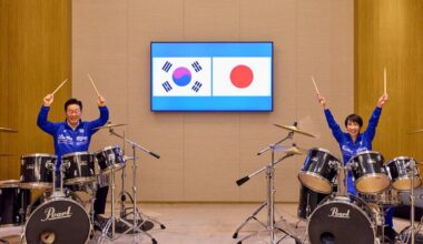 Los líderes de Japón y Corea del Sur estrechan lazos tocando canciones de K-pop a la batería | Internacional