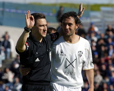 Uno de los máximos exponentes de la cantera manchega y un símbolo del sentimiento albacetista. Se formó en las categorías inferiores y dio el salto al primer equipo en la temporada 1992/93 con solo 18 años. En aquella campaña, fue el jugador más joven en debutar en la Primera División española. Durante tres temporadas fue un fijo en la defensa del "Queso Mecánico" en la élite. Su gran rendimiento despertó el interés de los grandes, lo que le llevó a ser traspasado al Atlético de Madrid en 1995. Tras una década de éxitos en Madrid, Santi decidió cumplir su promesa de volver a su tierra. En 2005, regresó al Albacete para vivir una segunda etapa en el club, aportando veteranía y liderazgo en la zaga. Puso fin a su carrera profesional en el club de su vida al finalizar la temporada 2006/07.