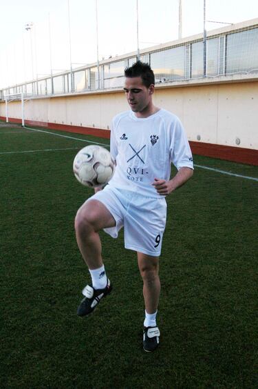 El paso de Fernando Navarro por el Albacete Balompié fue una etapa breve pero significativa, marcada por su búsqueda de minutos en la élite tras una grave lesión de rodilla que había sufrido previamente en el FC Barcelona. Fernando Navarro se unió al Albacete en el mercado de invierno de la temporada 2003-2004. Llegó cedido por el Barça, donde el técnico Frank Rijkaard no podía asegurarle la titularidad tras su recuperación.