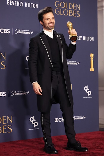 Sebastian Stan combina traje clásico