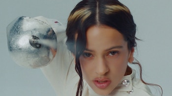 Rosalía experimenta con trece idiomas