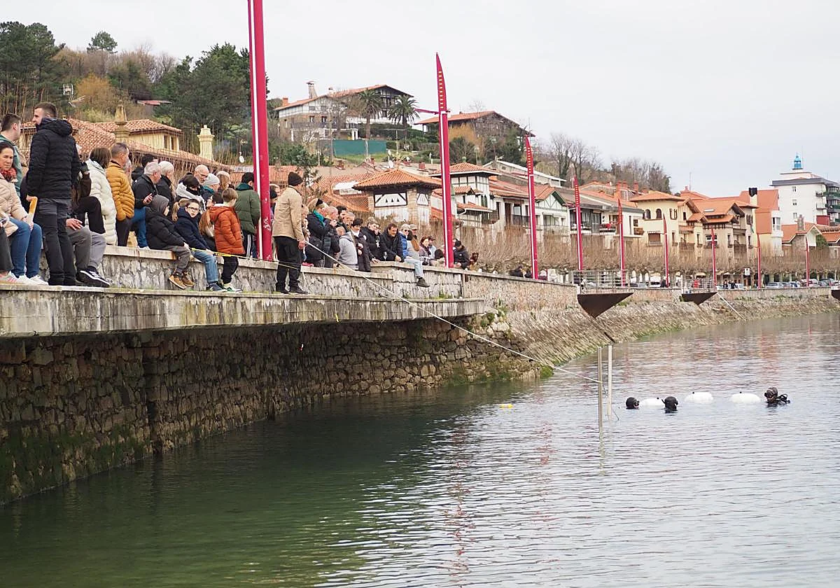 Expectación en el rescate de la escultura 'Zinka' en Zumaia