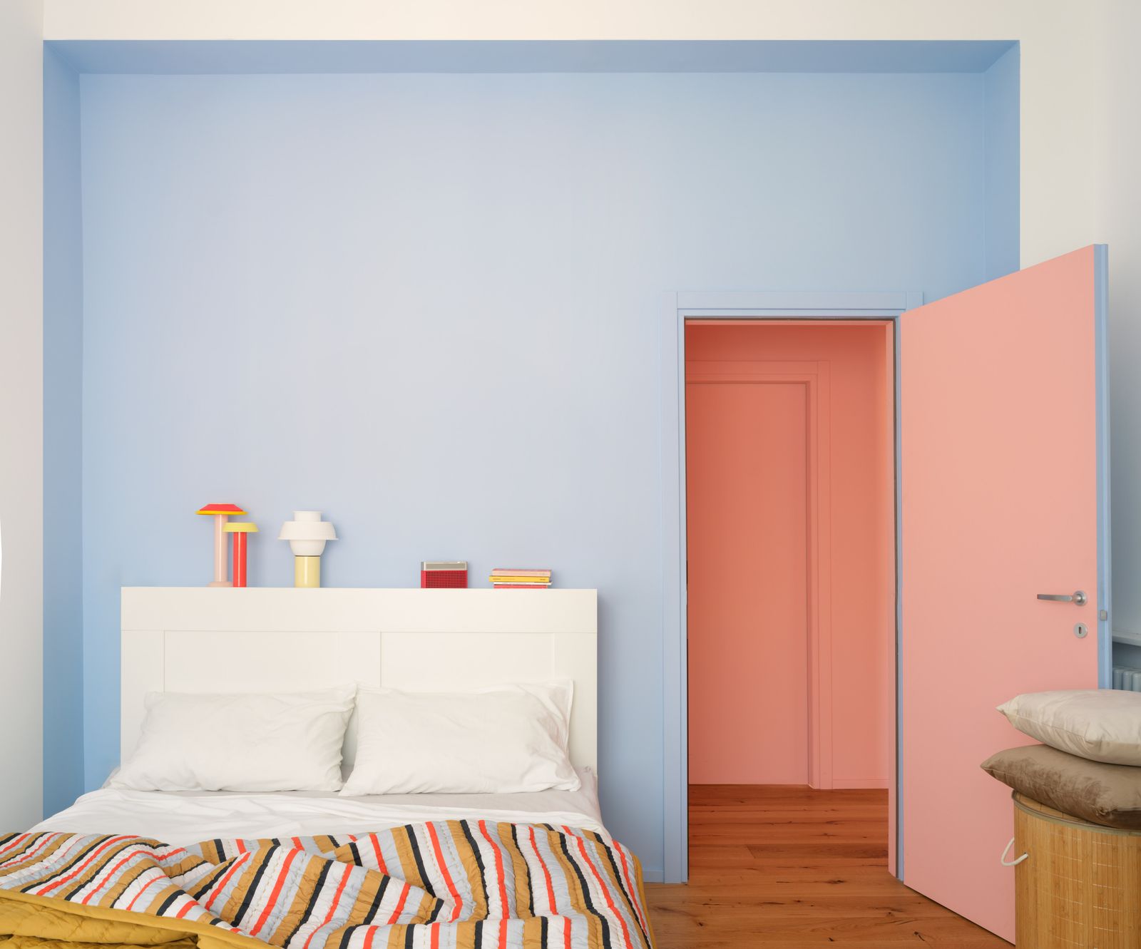 Dormitorio azul con salida a pasillo rosa