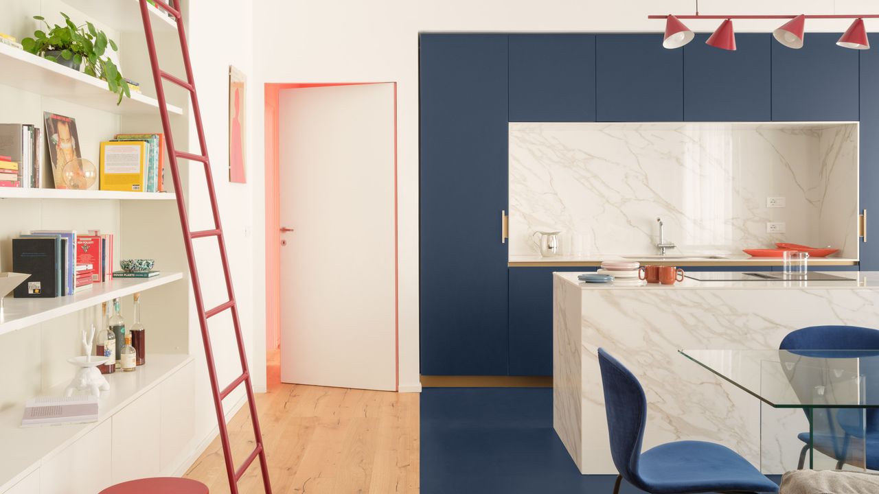 Geometría, color y luz: estas son las claves de una casa de estilo ecléctico y desenfadado concebida como refugio urbano para una pareja enamorada de la música