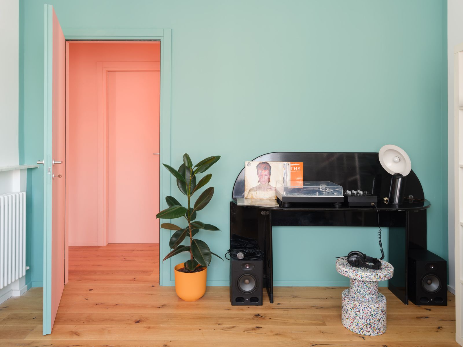 Estancia verde con escritorio negro