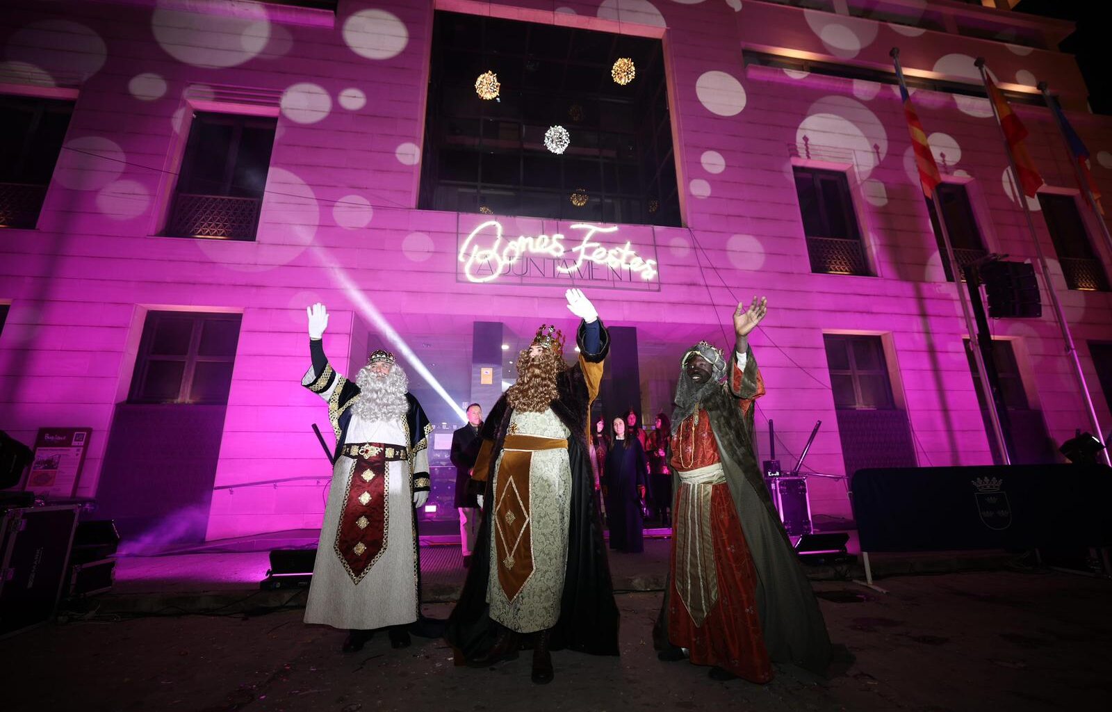 Burriana vive una tarde mágica con la Cabalgata de los Reyes Magos de Oriente