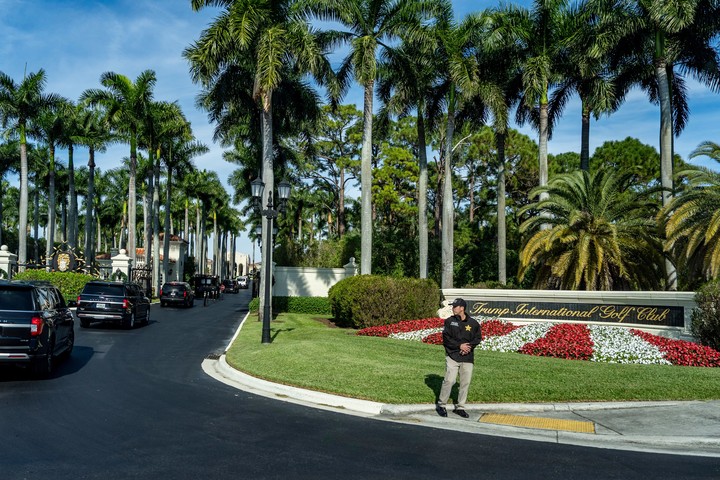 La entrada del Trump International Golf Club, en West Palm Beach, Florida, este viernes. Foto: AP  