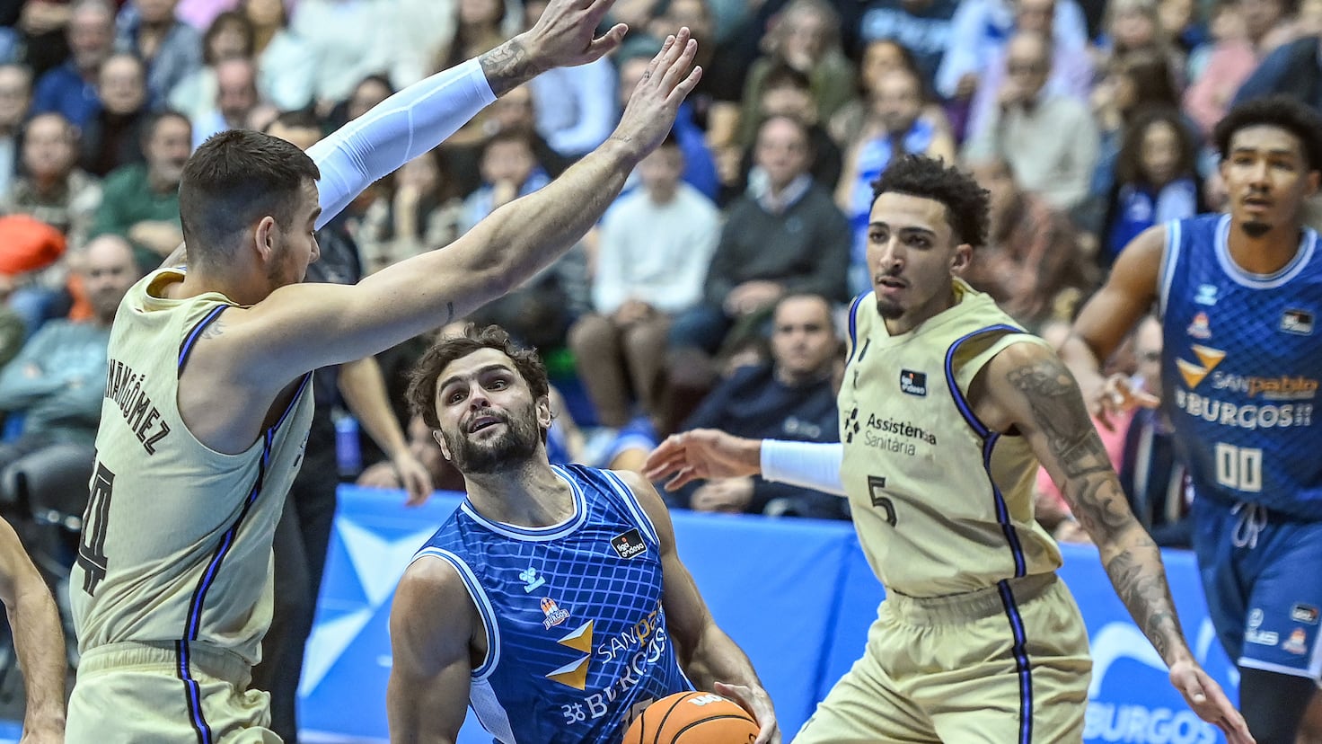 El Barça gana de milagro