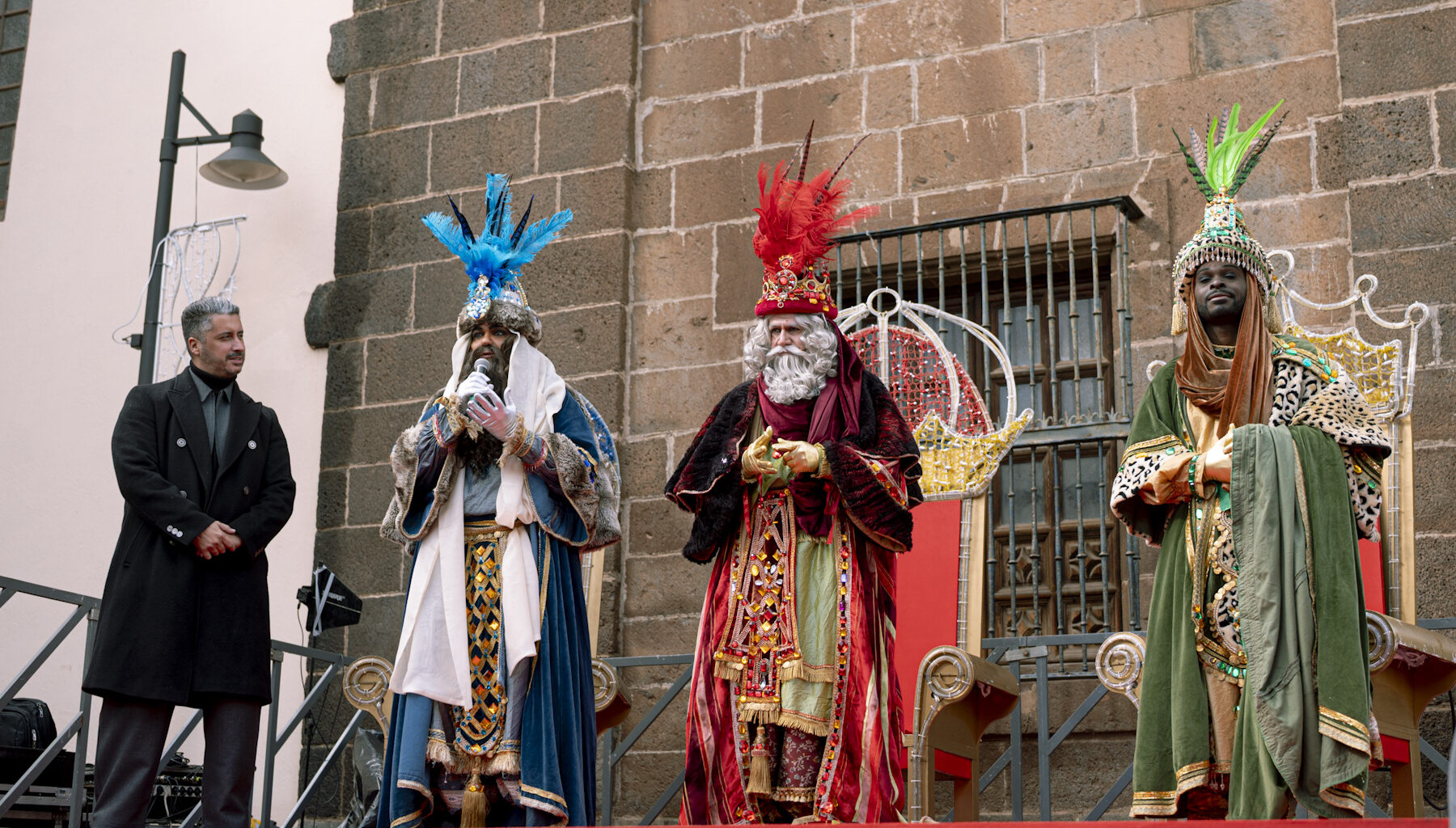 Los Reyes Magos inician en La Laguna su paso por Canarias repartiendo miles de regalos y montañas de ilusión