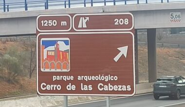 El Parque Arqueológico Cerro de las Cabezas de Valdepeñas estrena nueva señalética en la A4 como reclamo visual