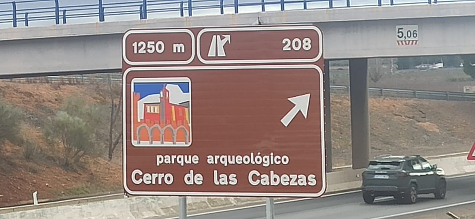 El Parque Arqueológico Cerro de las Cabezas de Valdepeñas estrena nueva señalética en la A4 como reclamo visual