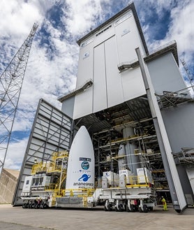 Imagen secundaria 2 - En la foto principal, la plataforma de lanzamiento del Ariane 6 ya retirada, a unas horas del lanzamiento. Abajo a la izquierda, imágenes de jaguares en el CSG tomadas por las cámaras de control del recinto, que monitorizan la vida salvaje de los alrededores; a la derecha, la cofia del Ariane 6 en el que viajó el Sentinel-1D antes de ser ensamblando en el cohete