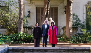 L'Alcalde de Barcelona, Jaume Collboni, retratat davant l’edifici amb altres autoritats després d’anunciar l’acord. Foto: Cristina Salarich.