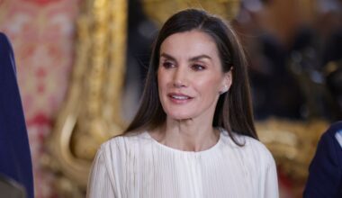 Letizia Ortiz y la primera (y nueva) blusa ‘Cloud Dancer’ del año