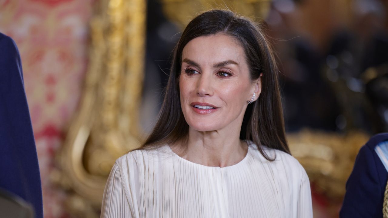 Letizia Ortiz y la primera (y nueva) blusa ‘Cloud Dancer’ del año