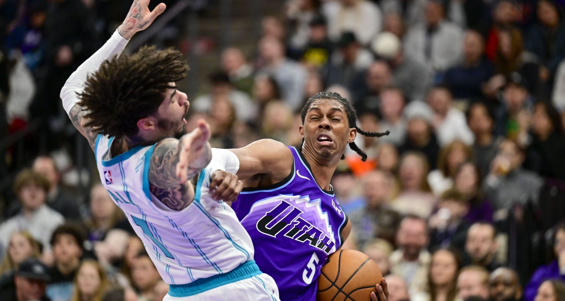 Cody_Williams_empujando_a_LaMelo_Ball