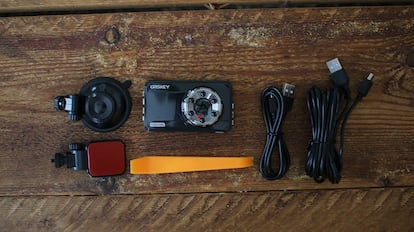 Dashcam sobre una mesa de madera