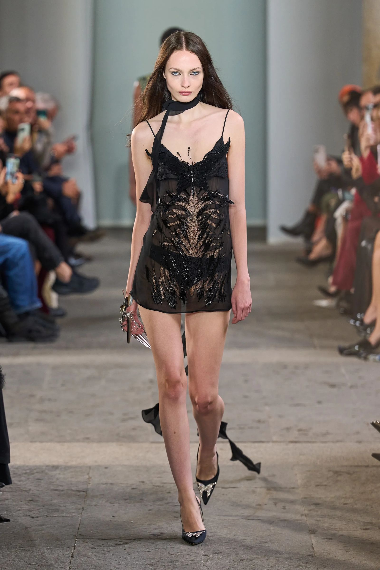 Modelo luce un vestido lencero en Blumarine PrimaveraVerano 2026.