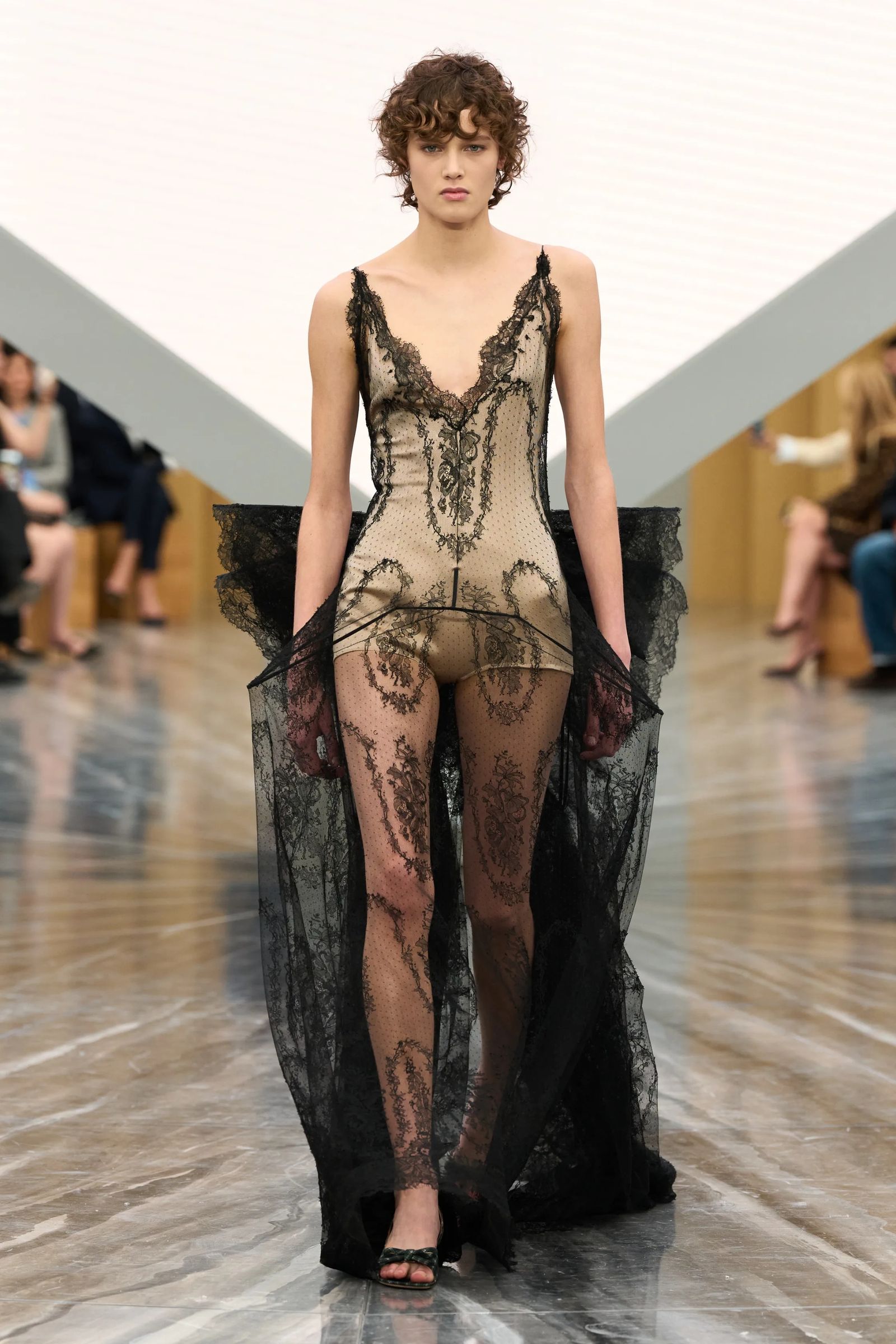 Modelo luce un vestido lencero en Christian Dior PrimaveraVerano 2026.