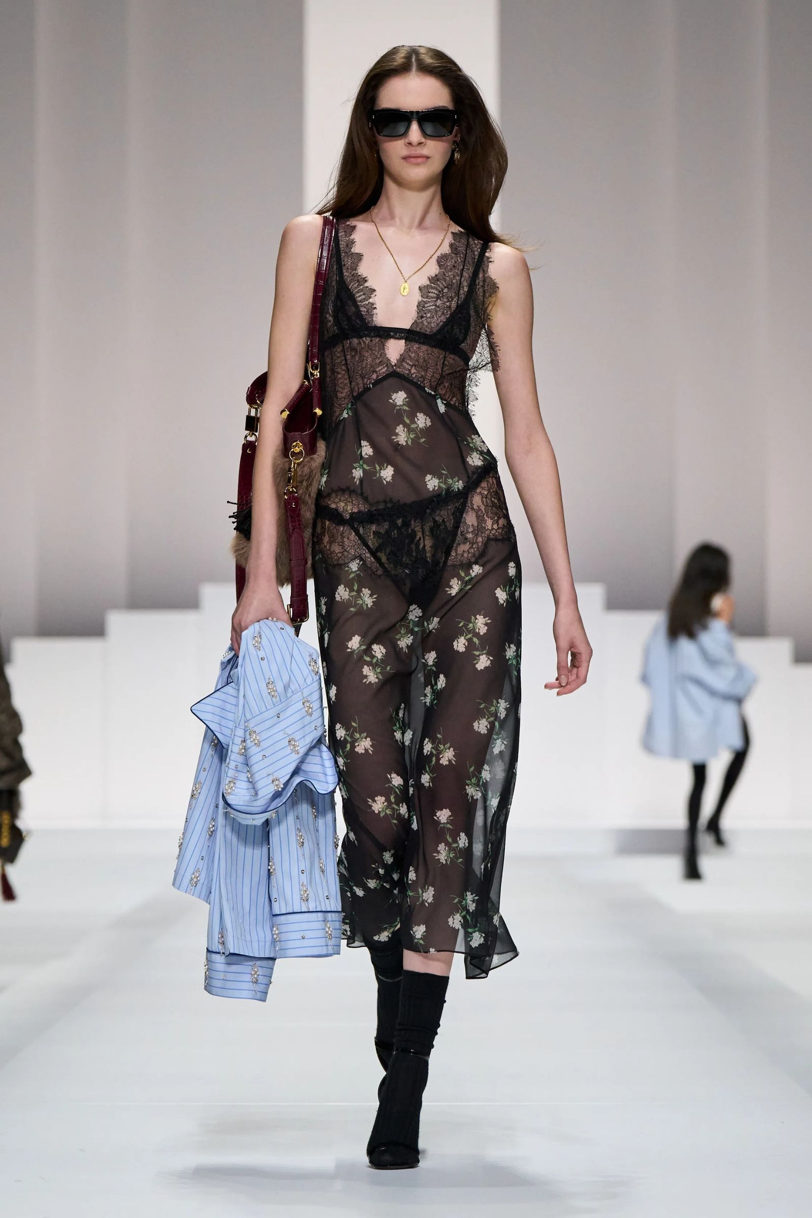 Modelo luce un vestido lencero en Dolce  Gabbana PrimaveraVerano 2026.