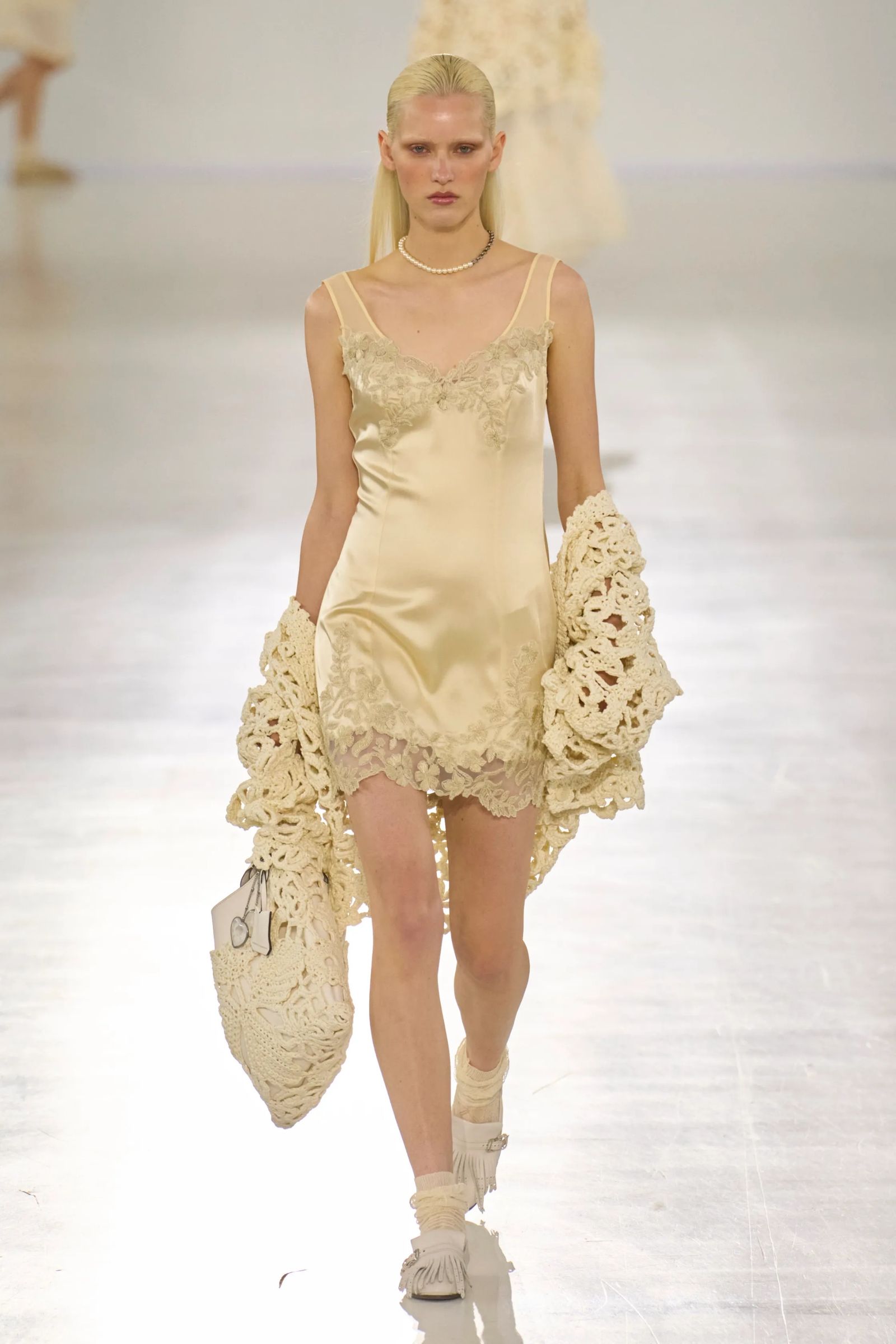 Modelo luce un vestido lencero satinado en Ermanno Scervino PrimaveraVerano 2026.