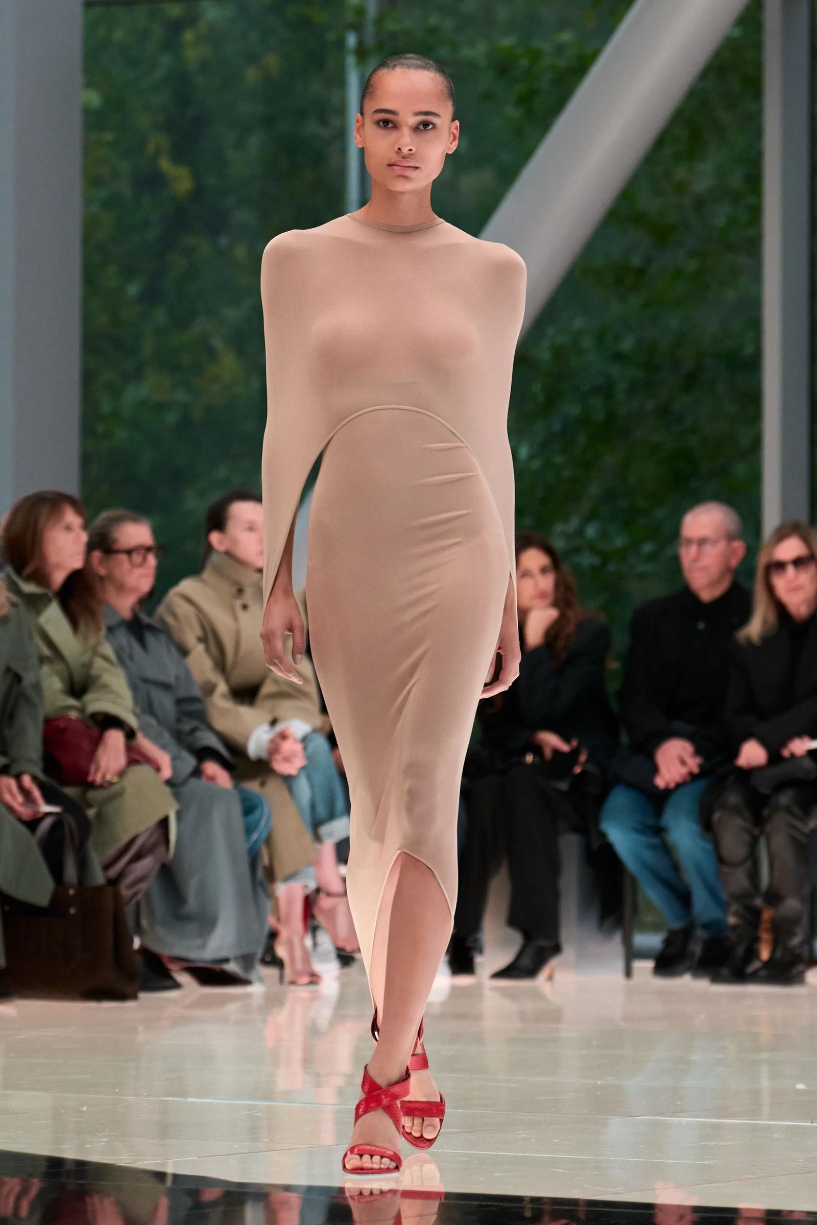 Modelo luce un vestido minimalista en Alaïa PrimaveraVerano 2026.